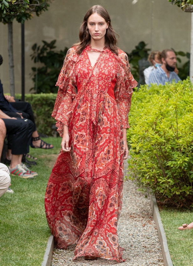 صور عرض ازياء مجموعة ETRO كروز 2021 في ميلانو 