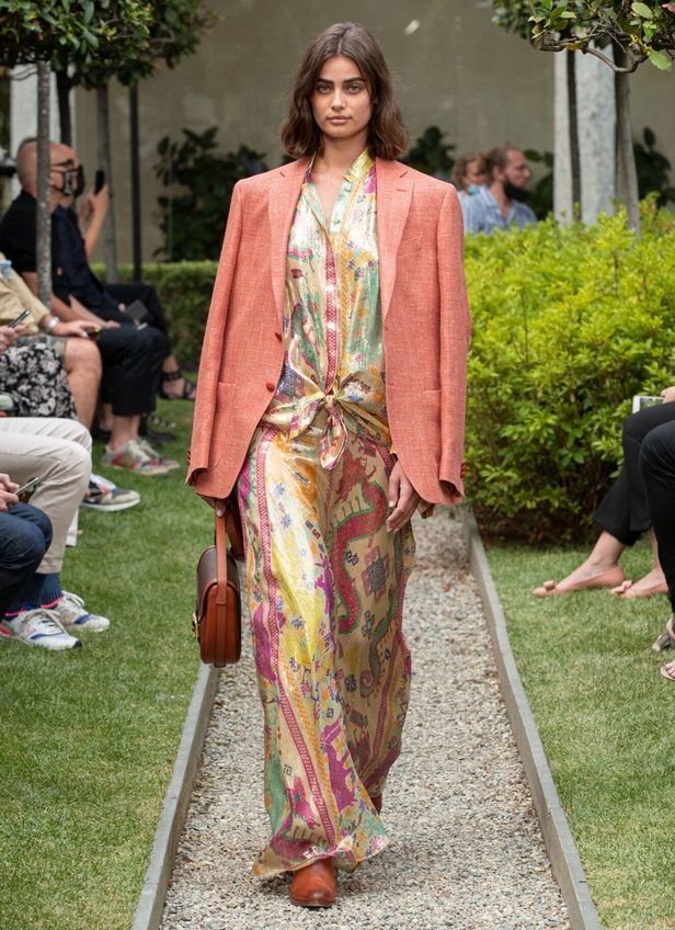 صور عرض ازياء مجموعة ETRO كروز 2021 في ميلانو 