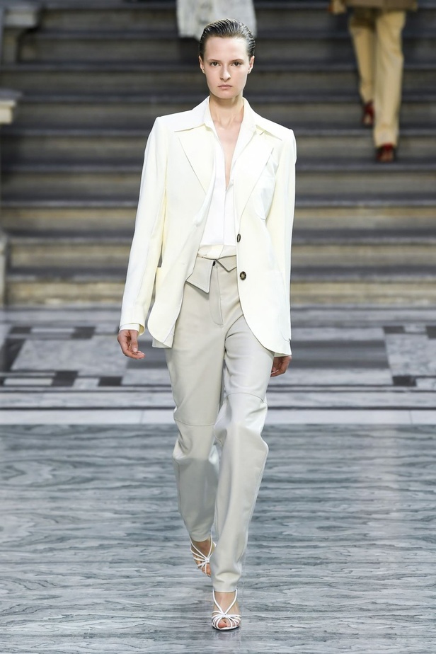 اسبوع الموضة في لندن 2019  عرض أزياء VICTORIA BECKHAM لربيع وصيف 2020