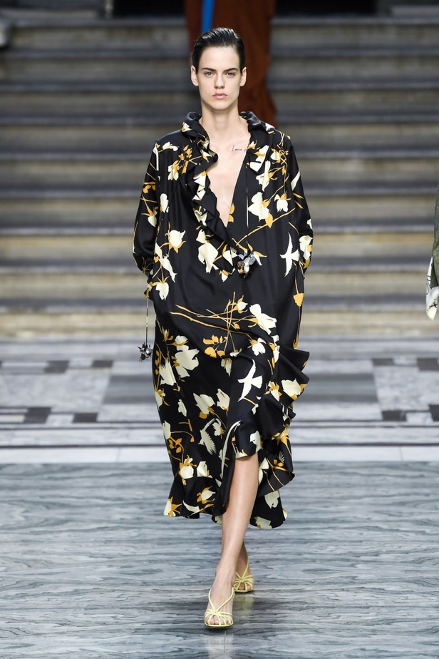 اسبوع الموضة في لندن 2019  عرض أزياء VICTORIA BECKHAM لربيع وصيف 2020