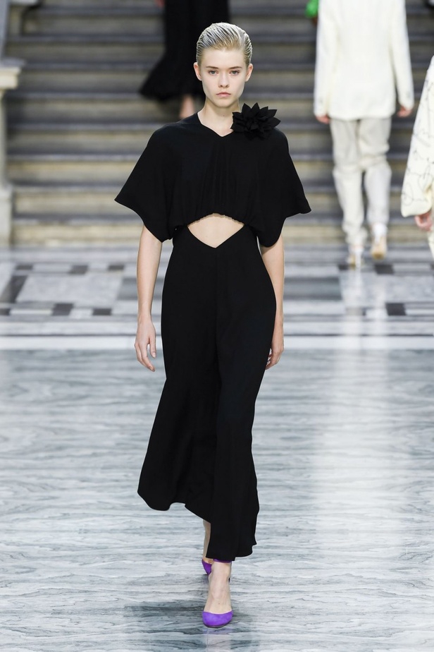 اسبوع الموضة في لندن 2019  عرض أزياء VICTORIA BECKHAM لربيع وصيف 2020