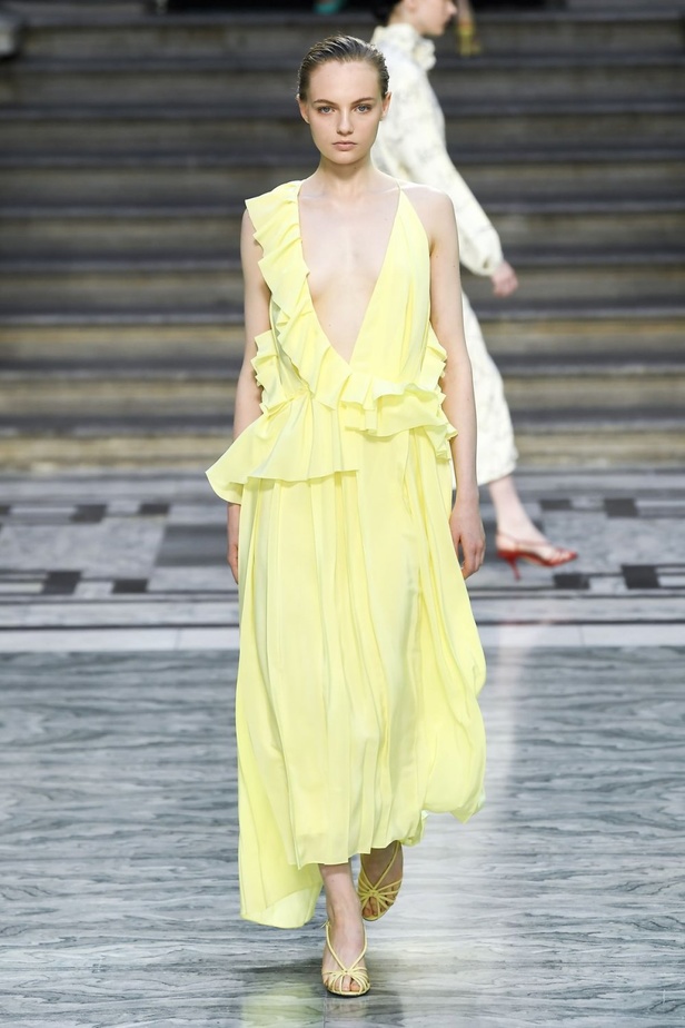 اسبوع الموضة في لندن 2019  عرض أزياء VICTORIA BECKHAM لربيع وصيف 2020