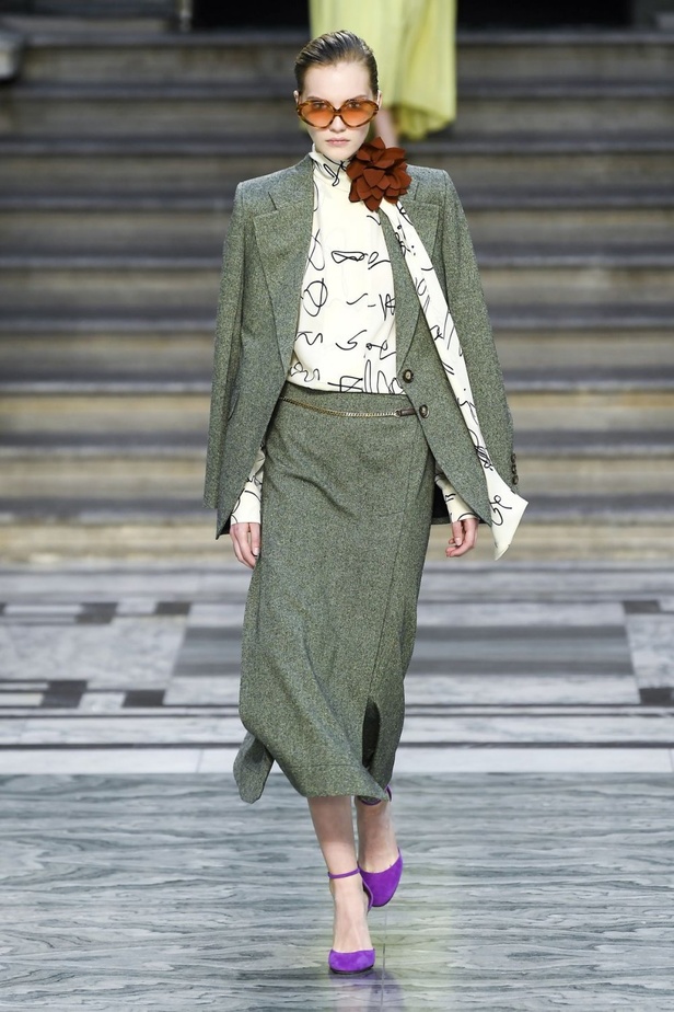 اسبوع الموضة في لندن 2019  عرض أزياء VICTORIA BECKHAM لربيع وصيف 2020