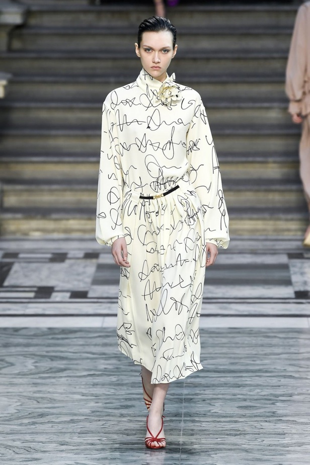 اسبوع الموضة في لندن 2019  عرض أزياء VICTORIA BECKHAM لربيع وصيف 2020