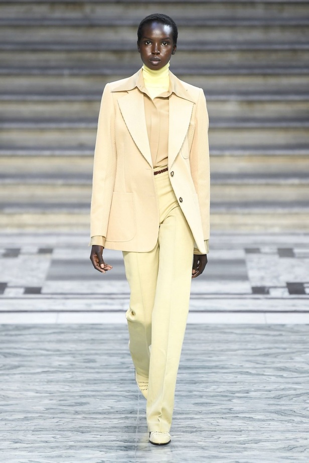 اسبوع الموضة في لندن 2019  عرض أزياء VICTORIA BECKHAM لربيع وصيف 2020