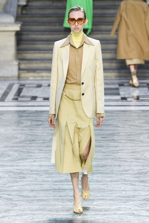 اسبوع الموضة في لندن 2019  عرض أزياء VICTORIA BECKHAM لربيع وصيف 2020