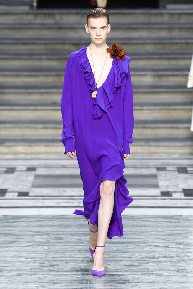 اسبوع الموضة في لندن 2019  عرض أزياء VICTORIA BECKHAM لربيع وصيف 2020