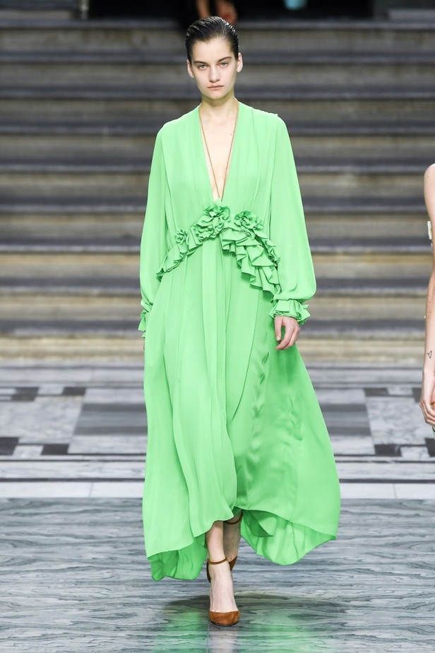 اسبوع الموضة في لندن 2019  عرض أزياء VICTORIA BECKHAM لربيع وصيف 2020