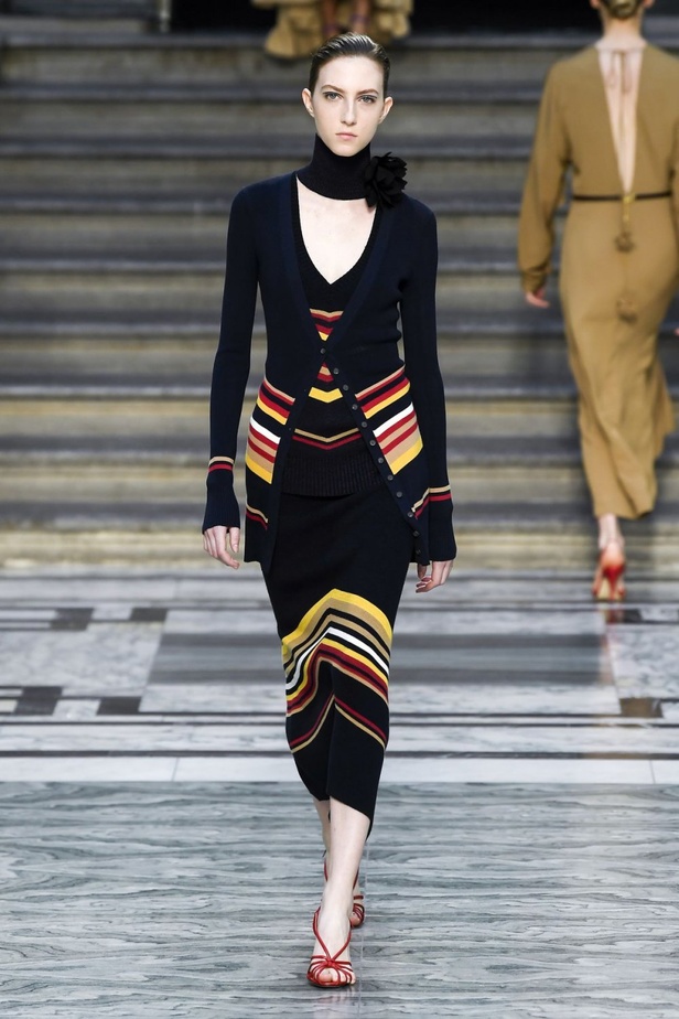 اسبوع الموضة في لندن 2019  عرض أزياء VICTORIA BECKHAM لربيع وصيف 2020