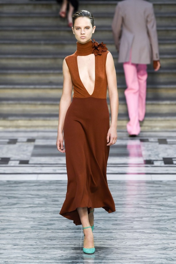 اسبوع الموضة في لندن 2019  عرض أزياء VICTORIA BECKHAM لربيع وصيف 2020