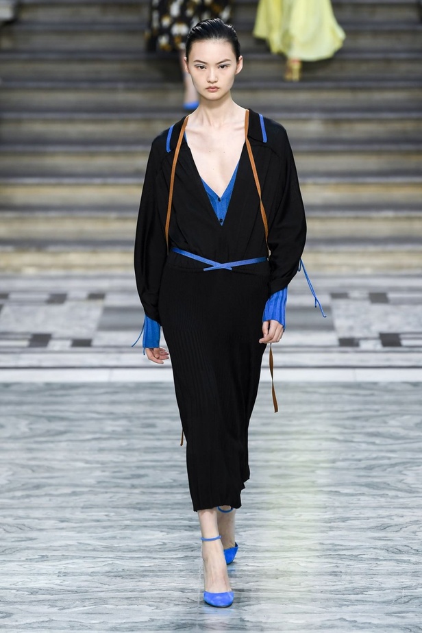 اسبوع الموضة في لندن 2019  عرض أزياء VICTORIA BECKHAM لربيع وصيف 2020