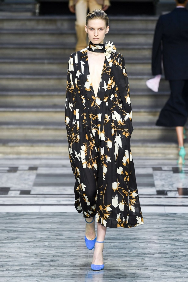 اسبوع الموضة في لندن 2019  عرض أزياء VICTORIA BECKHAM لربيع وصيف 2020