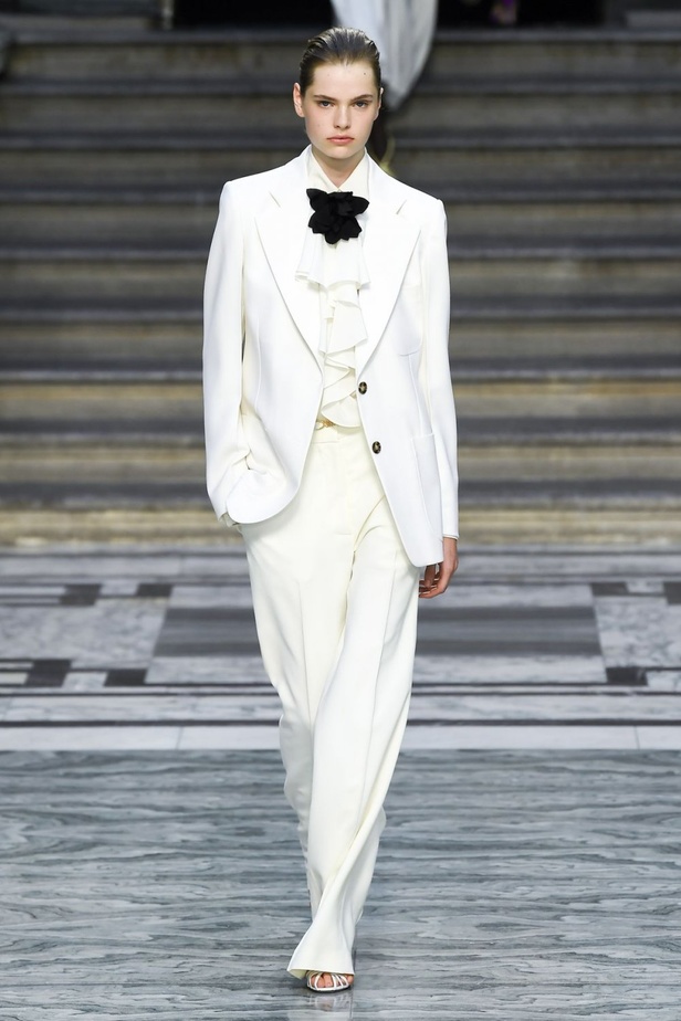 اسبوع الموضة في لندن 2019  عرض أزياء VICTORIA BECKHAM لربيع وصيف 2020