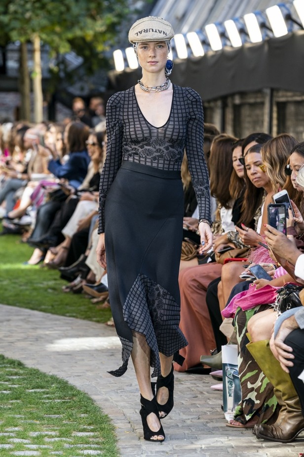 اسبوع الموضة في لندن 2019 عرض أزياء رولان موريه ربيع وصيف 2020