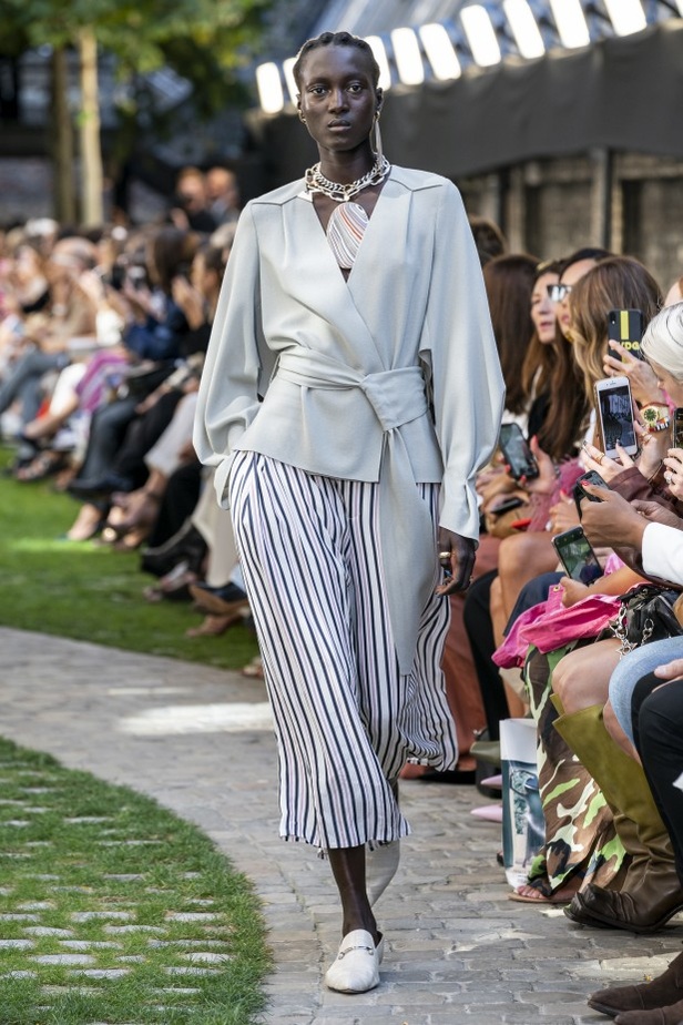 اسبوع الموضة في لندن 2019 عرض أزياء رولان موريه ربيع وصيف 2020