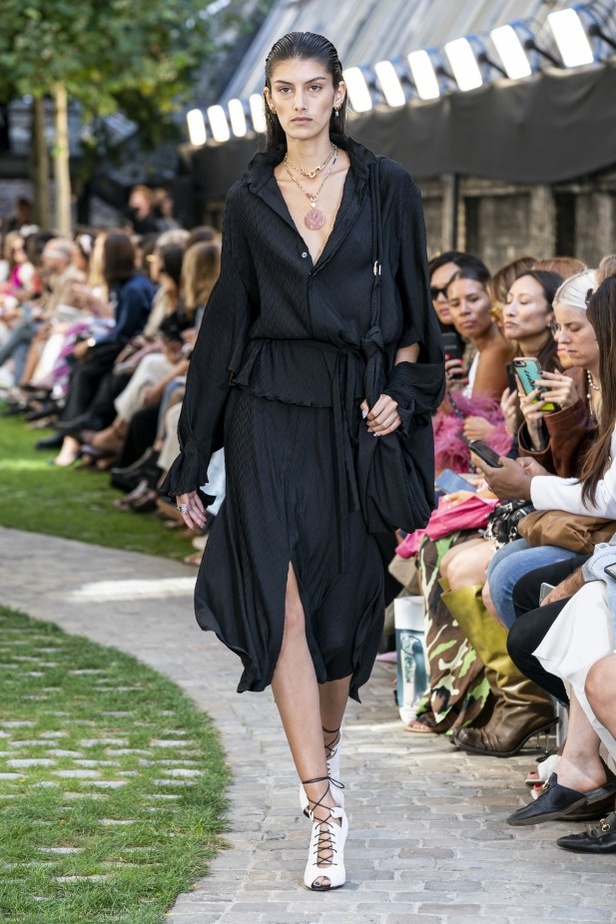 اسبوع الموضة في لندن 2019 عرض أزياء رولان موريه ربيع وصيف 2020