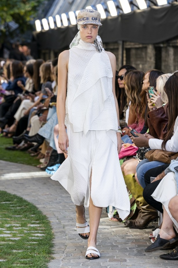 اسبوع الموضة في لندن 2019 عرض أزياء رولان موريه ربيع وصيف 2020