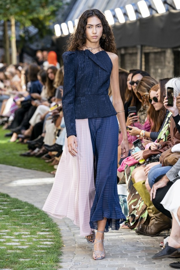 اسبوع الموضة في لندن 2019 عرض أزياء رولان موريه ربيع وصيف 2020