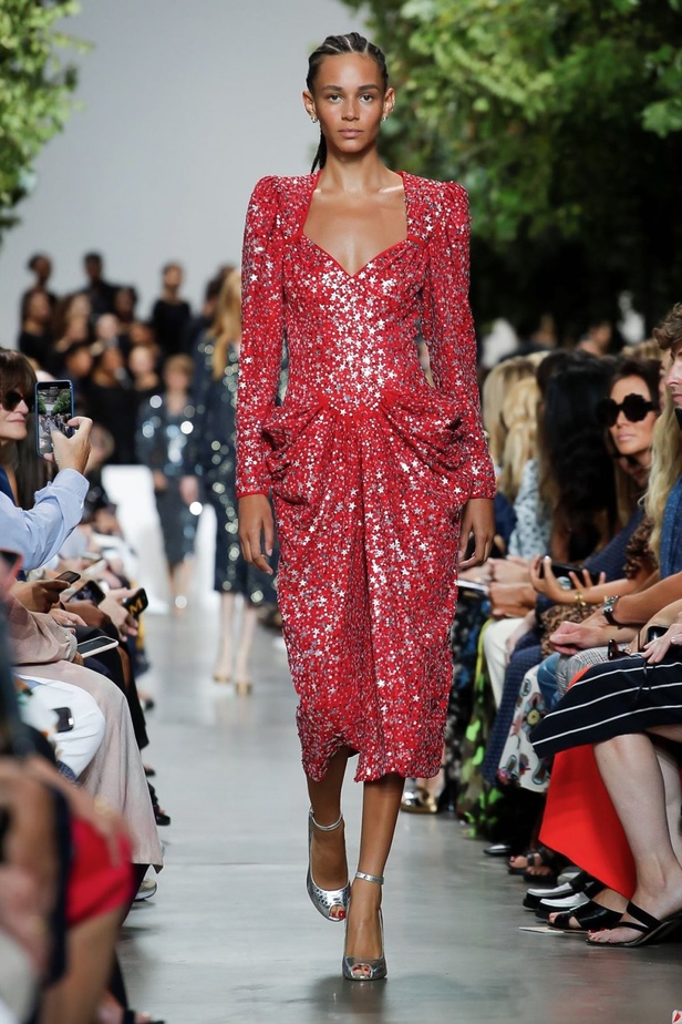 أسبوع الموضة في نيويورك 2019 .. عرض أحدث موديلات شنط Michael Kors