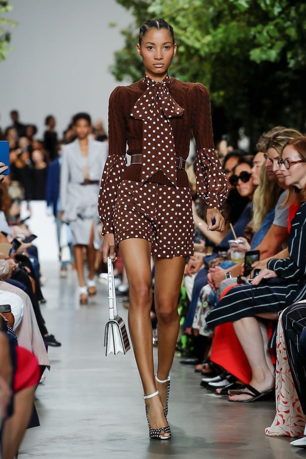أسبوع الموضة في نيويورك 2019 .. عرض أحدث موديلات شنط Michael Kors