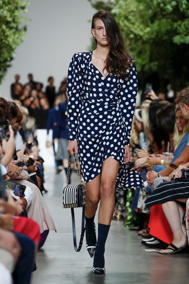 أسبوع الموضة في نيويورك 2019 .. عرض أحدث موديلات شنط Michael Kors