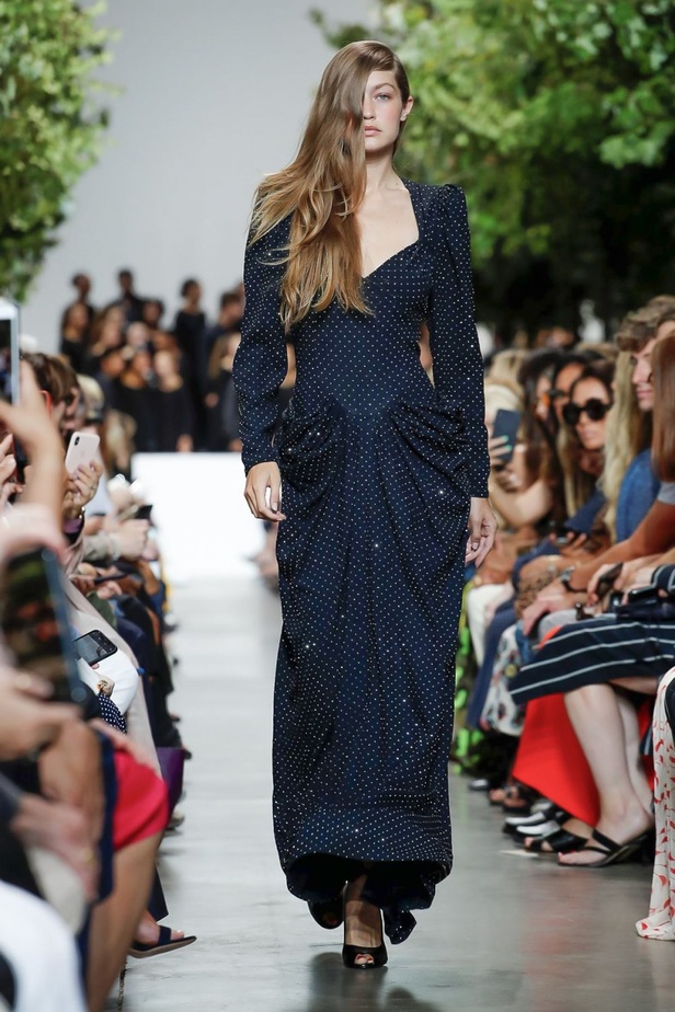 أسبوع الموضة في نيويورك 2019 .. عرض أحدث موديلات شنط Michael Kors