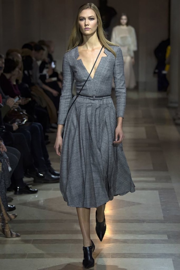 الفساتين بأشكالها وألوانها تغزو عرض كارولينا هيريرا