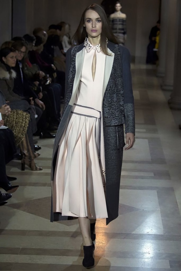 الفساتين بأشكالها وألوانها تغزو عرض كارولينا هيريرا