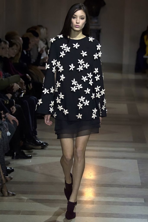 الفساتين بأشكالها وألوانها تغزو عرض كارولينا هيريرا