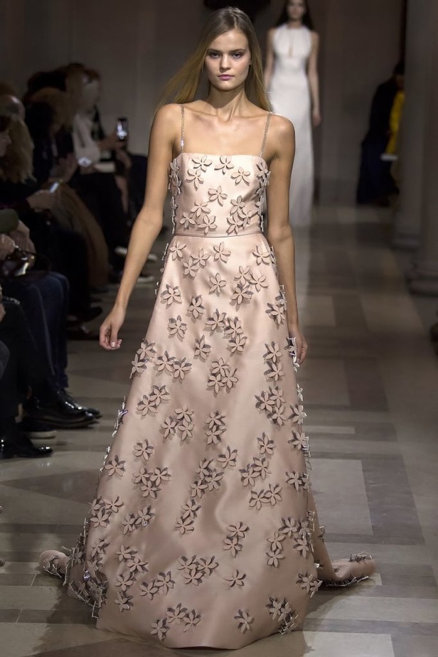 الفساتين بأشكالها وألوانها تغزو عرض كارولينا هيريرا