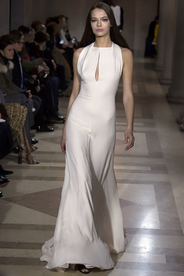 الفساتين بأشكالها وألوانها تغزو عرض كارولينا هيريرا