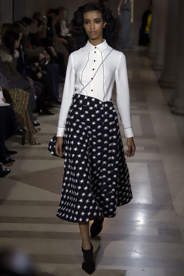 الفساتين بأشكالها وألوانها تغزو عرض كارولينا هيريرا