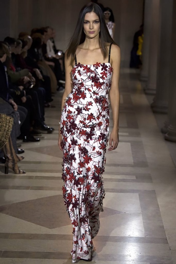 الفساتين بأشكالها وألوانها تغزو عرض كارولينا هيريرا