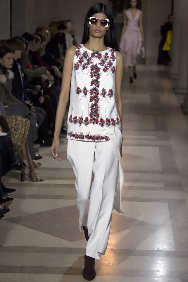 الفساتين بأشكالها وألوانها تغزو عرض كارولينا هيريرا