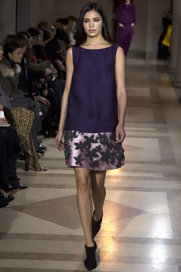 الفساتين بأشكالها وألوانها تغزو عرض كارولينا هيريرا