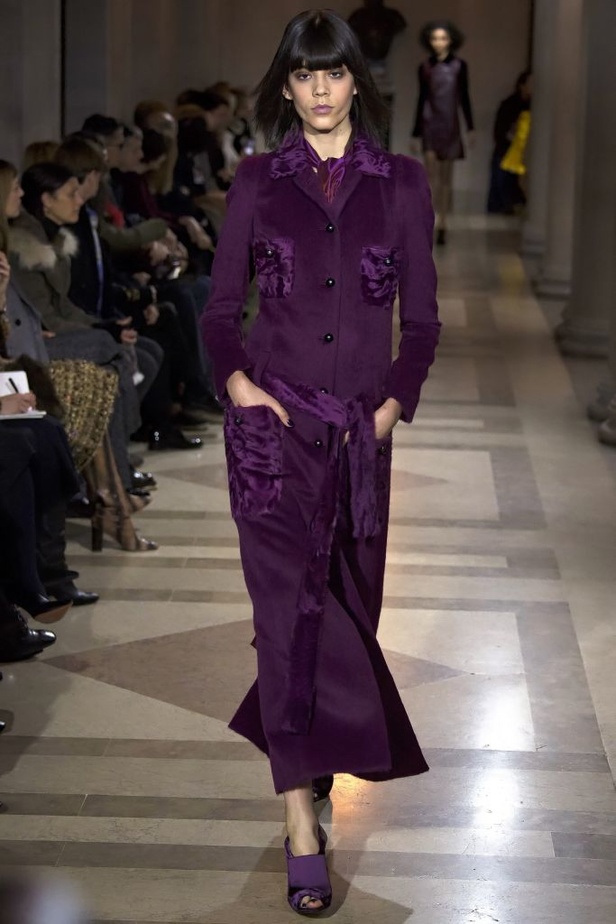 الفساتين بأشكالها وألوانها تغزو عرض كارولينا هيريرا