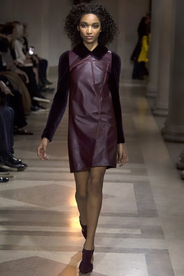 الفساتين بأشكالها وألوانها تغزو عرض كارولينا هيريرا