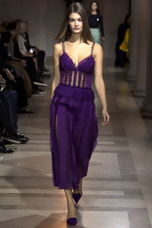 الفساتين بأشكالها وألوانها تغزو عرض كارولينا هيريرا