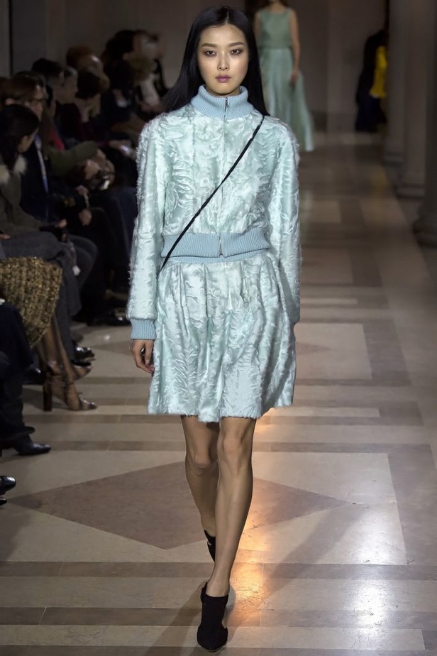 الفساتين بأشكالها وألوانها تغزو عرض كارولينا هيريرا