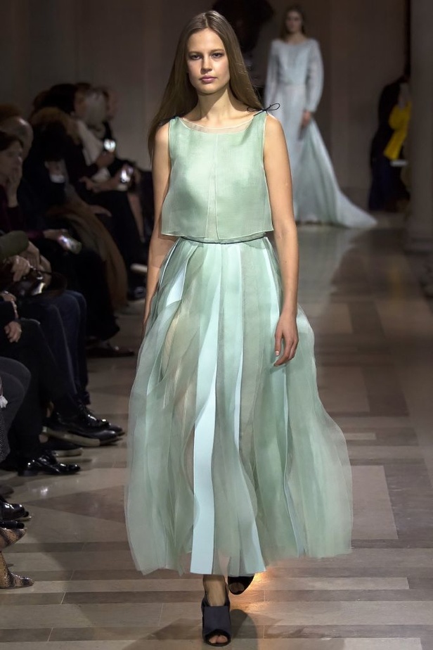 الفساتين بأشكالها وألوانها تغزو عرض كارولينا هيريرا