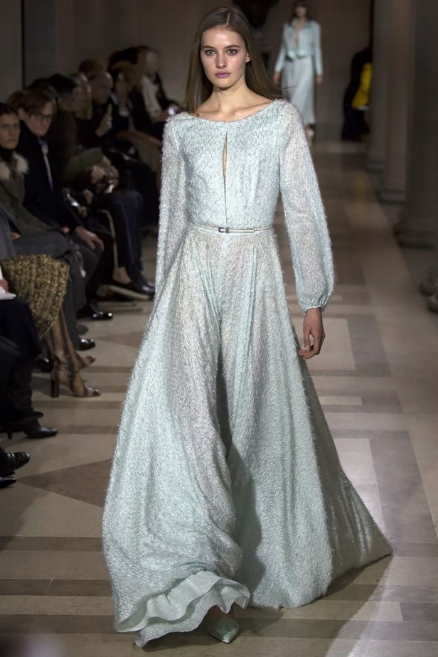 الفساتين بأشكالها وألوانها تغزو عرض كارولينا هيريرا