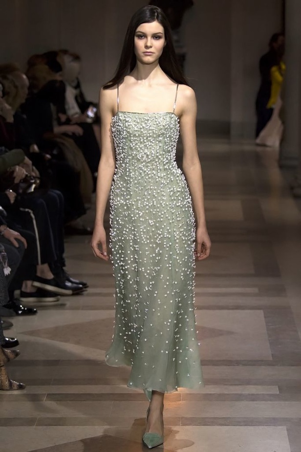 الفساتين بأشكالها وألوانها تغزو عرض كارولينا هيريرا