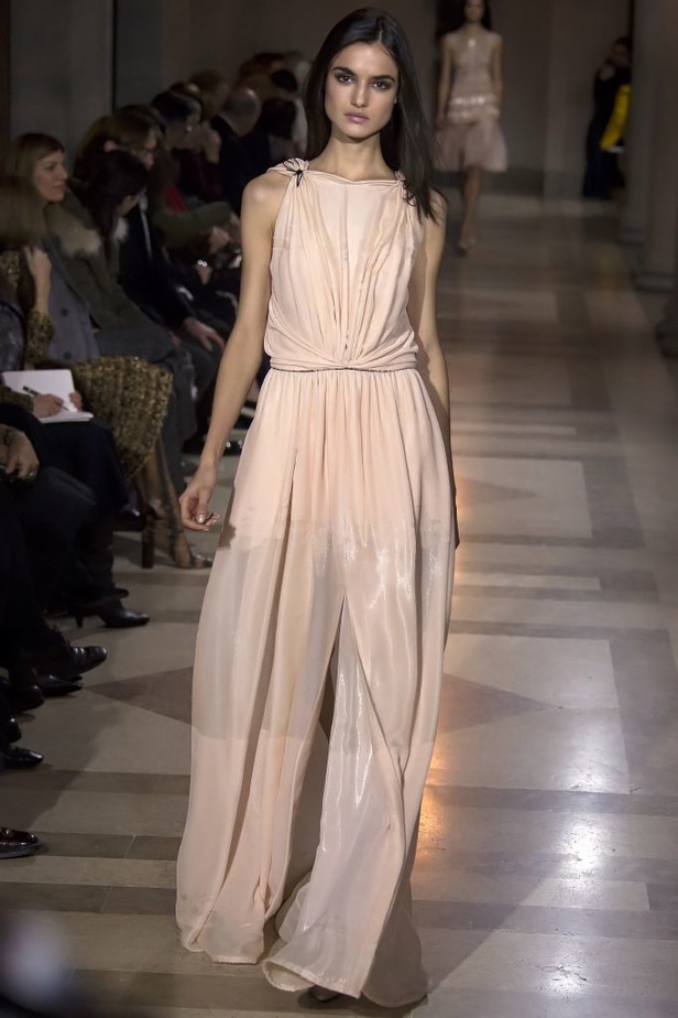 الفساتين بأشكالها وألوانها تغزو عرض كارولينا هيريرا