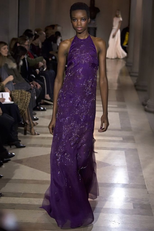 الفساتين بأشكالها وألوانها تغزو عرض كارولينا هيريرا