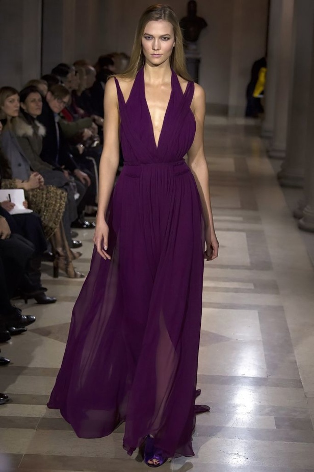 الفساتين بأشكالها وألوانها تغزو عرض كارولينا هيريرا