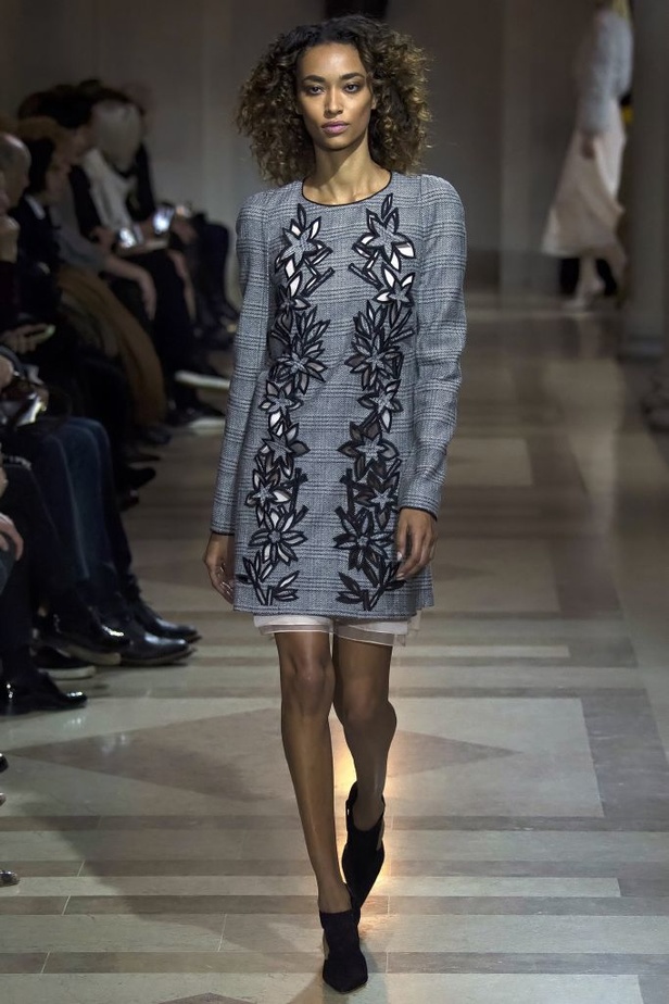 الفساتين بأشكالها وألوانها تغزو عرض كارولينا هيريرا