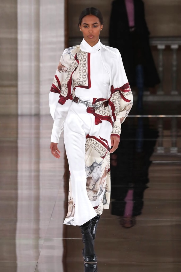 ازياء فكتوريا بيكهام  الفخمة من اسبوع الموضة في لندن 2020