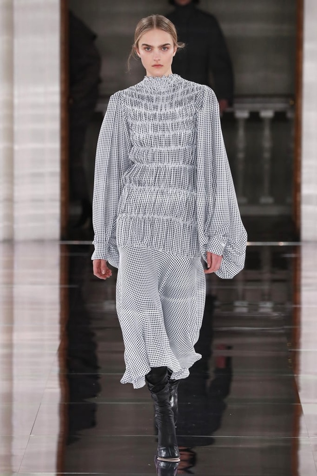 ازياء فكتوريا بيكهام  الفخمة من اسبوع الموضة في لندن 2020