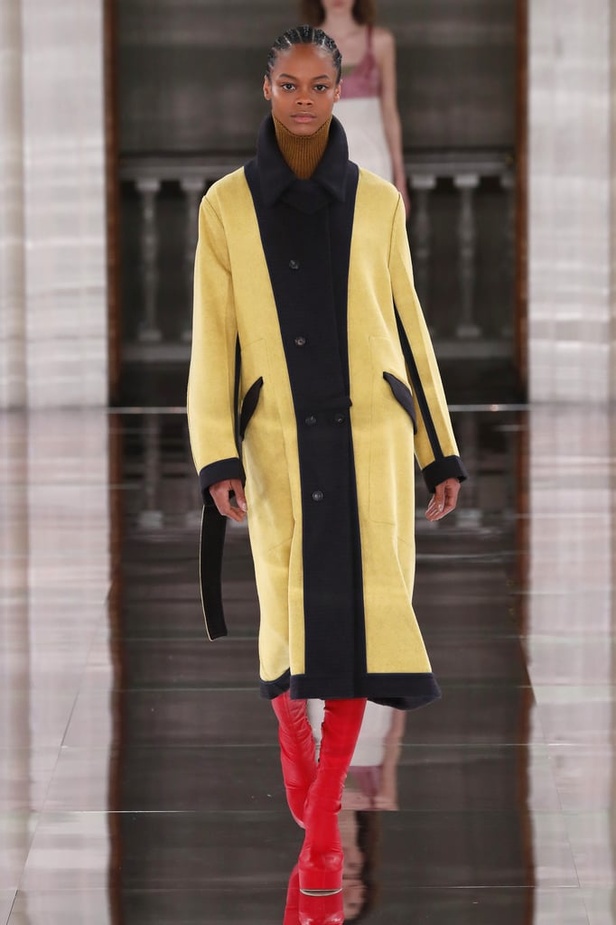 ازياء فكتوريا بيكهام  الفخمة من اسبوع الموضة في لندن 2020