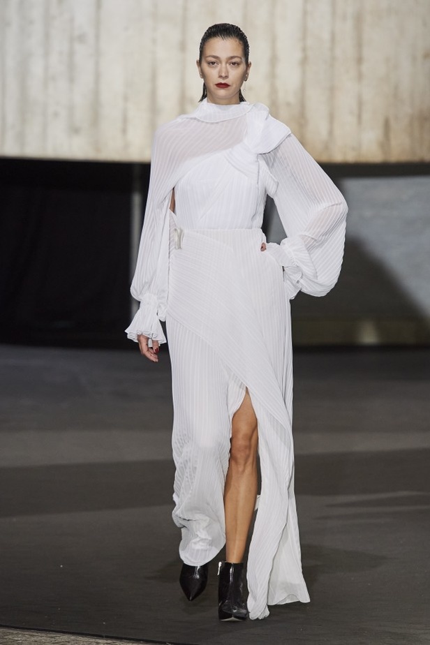 مجموعة الالبسة الجاهزة من Roland Mouret لخريف وشتاء 2020-2021